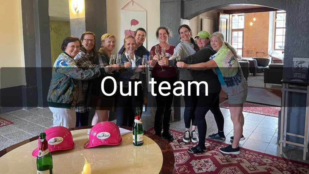 AWROA_Boot_Camp_Team_picture_October23_gradient_1500x844 Group picture of AWROA organizers, mentors and speakers toasting at Schloss Mutzschen with picture overlay